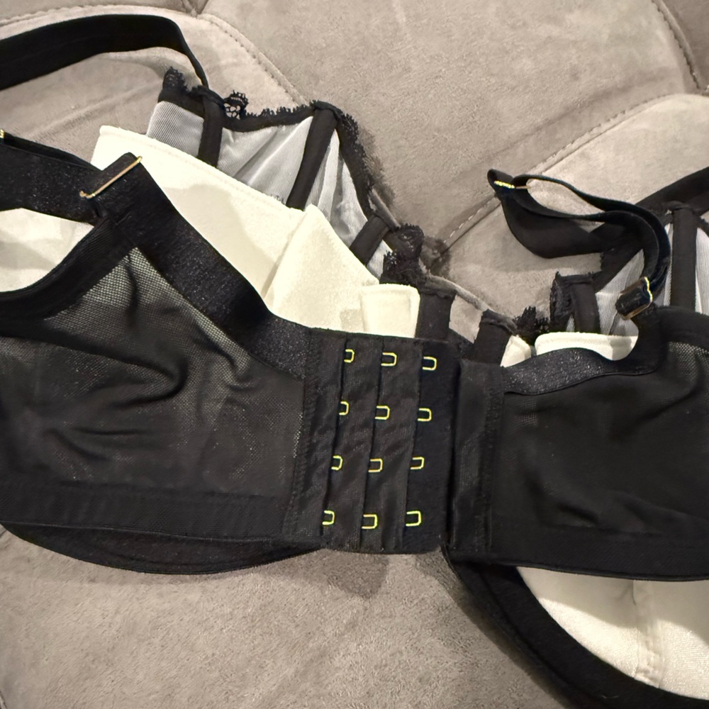 Cacique Black and White Lace Bra - Picture 2 of 5